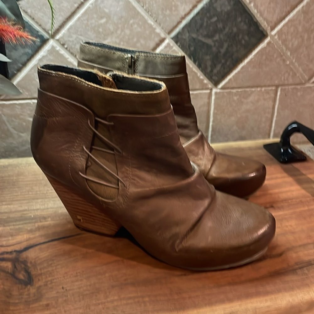 OTBT Rhinelander Leather Zip Up Booties - 7.5 - Picture 4 of 10